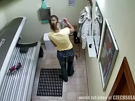 Тънка тинейджърка сек клипове с дълга коса, разкриваща дупе видео (Галечка)
